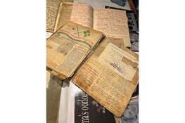 Overdracht oorlogsdagboeken Netty Offers aan Noord-Hollands Archief