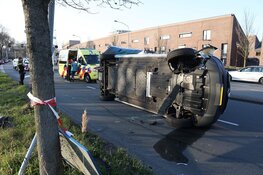Busje op zijn kant in Haarlem