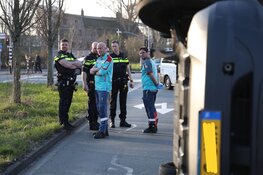 Busje op zijn kant in Haarlem