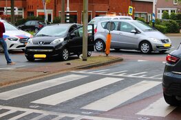 Autoruit barst na aanrijding met fietser: persoon naar ziekenhuis in Heemstede
