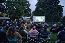 Nelsons Film brengt buurt samen met gratis pop-up bioscoop in Haarlem Noord