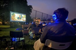 Nelsons Film brengt buurt samen met gratis pop-up bioscoop in Haarlem Noord