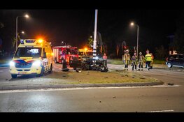 Automobilist botst frontaal tegen verkeerslicht in Haarlem