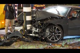 Automobilist botst frontaal tegen verkeerslicht in Haarlem