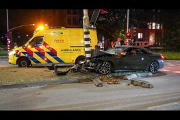 Automobilist botst frontaal tegen verkeerslicht in Haarlem