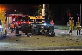 Automobilist botst frontaal tegen verkeerslicht in Haarlem