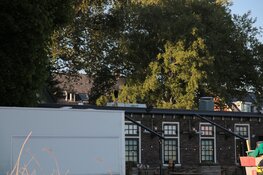 Politie heeft handenvol aan kind dat op dak met dakpannen staat te gooien in Haarlem