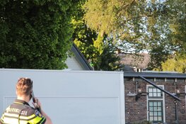 Politie heeft handenvol aan kind dat op dak met dakpannen staat te gooien in Haarlem