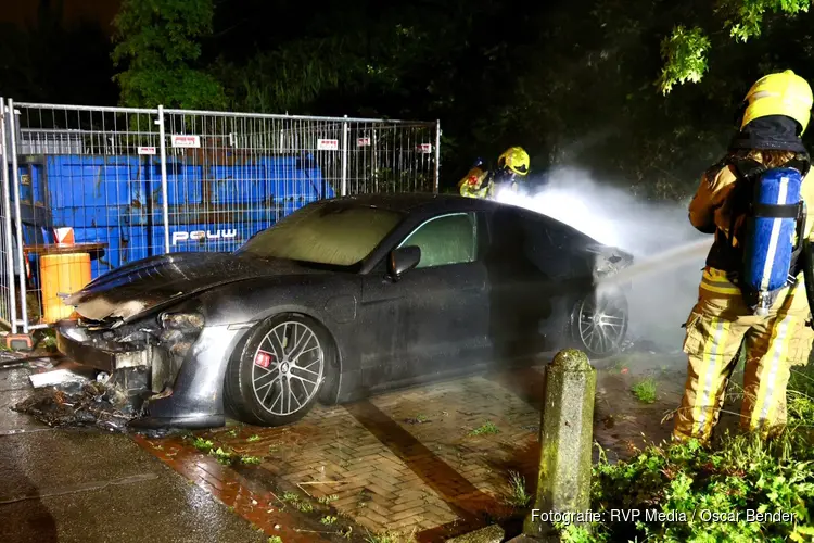 Peperdure Porsche gaat in vlammen op bij nachtelijke autobrand in Haarlem