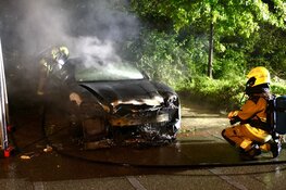 Peperdure Porsche gaat in vlammen op bij nachtelijke autobrand in Haarlem