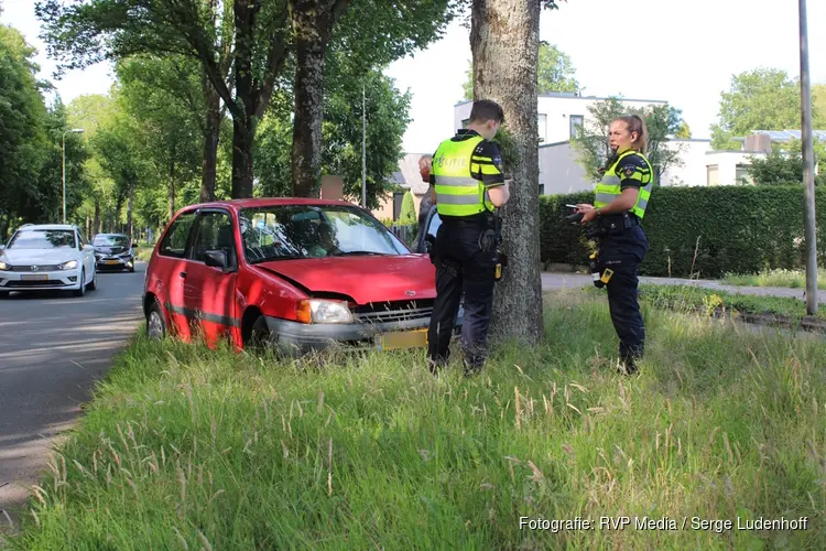 Automobilist verliest macht over het stuur en rijdt tegen boom aan in Heemstede