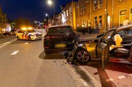 Taxichauffeur rijdt tegen geparkeerde Porsche in Haarlem