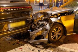 Taxichauffeur rijdt tegen geparkeerde Porsche in Haarlem