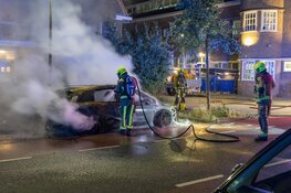 Auto gaat volledig in vlammen op bij nachtelijke autobrand in Haarlem