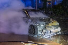Auto gaat volledig in vlammen op bij nachtelijke autobrand in Haarlem