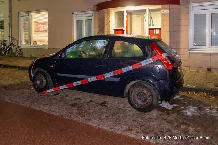 Nachtelijke autobrand aan Vondelweg in Haarlem