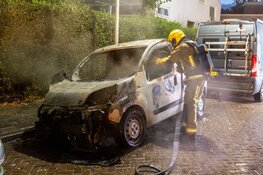 Bestelbusje verwoest bij nachtelijke autobrand in Haarlem