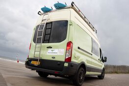 Surfen als therapie: Reggeborgh Foundation helpt Het Huis met Surfproject