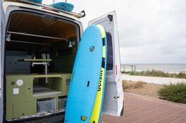 Surfen als therapie: Reggeborgh Foundation helpt Het Huis met Surfproject