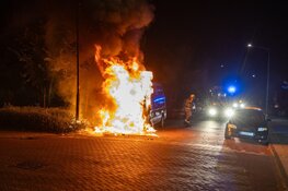 Bestelbus gaat in vlammen op bij nachtelijke autobrand in Haarlem