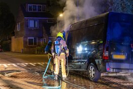 Bestelbus gaat in vlammen op bij nachtelijke autobrand in Haarlem