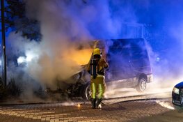 Bestelbus gaat in vlammen op bij nachtelijke autobrand in Haarlem