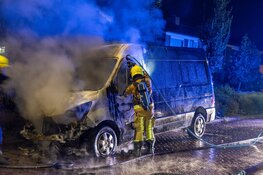 Bestelbus gaat in vlammen op bij nachtelijke autobrand in Haarlem
