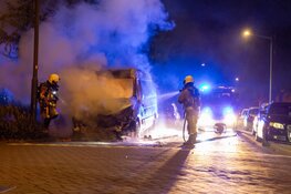 Bestelbus gaat in vlammen op bij nachtelijke autobrand in Haarlem