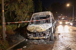 Bestelbus gaat in vlammen op bij nachtelijke autobrand in Haarlem