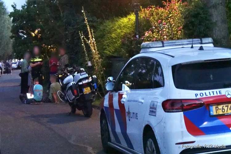 Voetganger aangereden door auto in Spaarndam, auto rijdt door