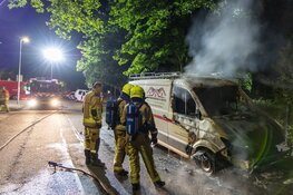 Bestelbus gaat volledig in vlammen op bij nachtelijke autobrand in Haarlem
