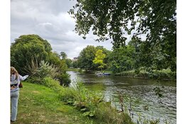Persoon net op tijd uit water gered door omstanders in Haarlem