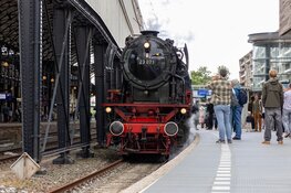 Stoomtrein rijdt mensen van Haarlem naar Amsterdam tijdens Sail Amsterdam