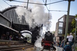 Stoomtrein rijdt mensen van Haarlem naar Amsterdam tijdens Sail Amsterdam