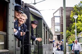 Stoomtrein rijdt mensen van Haarlem naar Amsterdam tijdens Sail Amsterdam