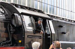 Stoomtrein rijdt mensen van Haarlem naar Amsterdam tijdens Sail Amsterdam