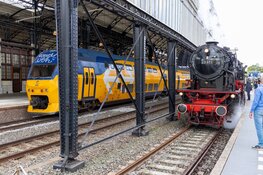Stoomtrein rijdt mensen van Haarlem naar Amsterdam tijdens Sail Amsterdam
