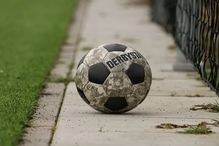 Promovendus SV Hoofddorp wint bij HBC