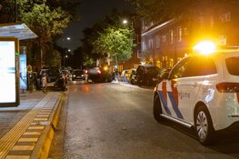 Auto ramt geparkeerd voertuig en vliegt over de kop in Haarlem