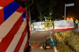 Brandweer bevrijdt slachtoffer uit gekantelde bestelbus in Haarlem