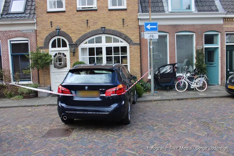 Auto rijdt tegen voorgevel van woning in Haarlem