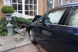 Auto rijdt tegen voorgevel van woning in Haarlem