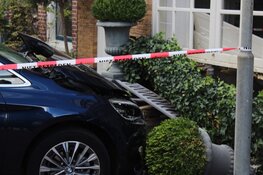Auto rijdt tegen voorgevel van woning in Haarlem
