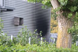Muur zwartgeblakerd na brand bij autohandelaar in Heemstede