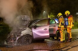 Personenauto gaat in vlammen op bij nachtelijke autobrand in Haarlem