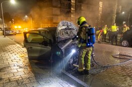Personenauto gaat in vlammen op bij nachtelijke autobrand in Haarlem
