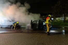 Personenauto gaat in vlammen op bij nachtelijke autobrand in Haarlem