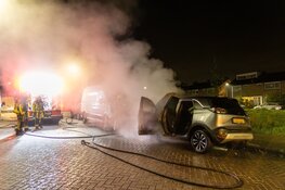Personenauto gaat in vlammen op bij nachtelijke autobrand in Haarlem