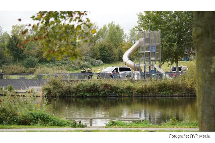 Persoon springt in het water in park Haarlem