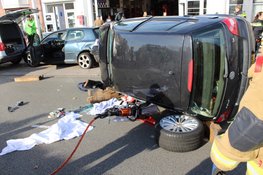 Auto op z'n kant na ongeval in Haarlem